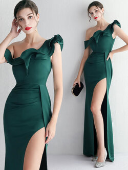 kudapy ชุดราตรียาวสีเขียว ปาดไหล่แต่งระบาย กระโปรงผ่าหน้าทรงหางปลา สำหรับใส่เป็นชุดราตรีออกงานกลางคืน