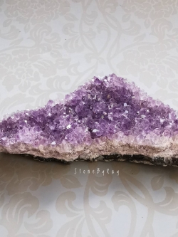 หินอเมทิสต์ผลึกธรรมชาติ