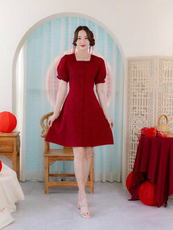 kudapy เดรสสั้นสีแดง ทรงบานลายแต่งคอเหลี่ยม+กระดุม 6 ชิ้น