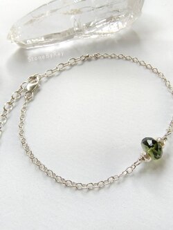 สร้อยข้อมือเงินสะเก็ดดาวโมดาไวต์ Moldavite