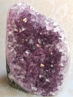 หินอเมทิสต์ผลึกธรรมชาติ