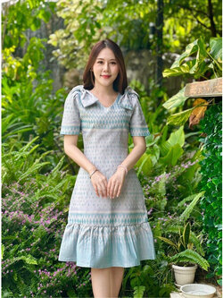 kudapy เดรสสั้นผ้าลายไทยสีฟ้าอมเขียวพิมพ์ลายไทย แต่งโบว์ที่ไหล่ อัดกาวทั้งชุด ใส่สบายค่ะ