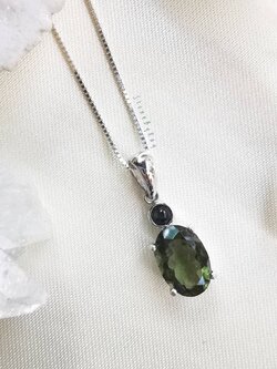 สร้อยคอเงินจี้สะเก็ดดาวโมดาไวท์กับสะเก็ดดาวสีดำ Moldavite+Tektite