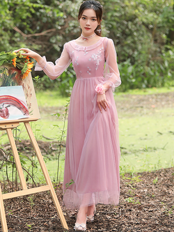 kudapy ชุดราตรียาวออกงานสีถั่วแดง แขนซีทรู ตัวเสื้อปักลายดอกไม้ ซิบด้านข้างลำตัว สม๊อกหลัง กระโปรงผ้าโปร่ง มีซับใน