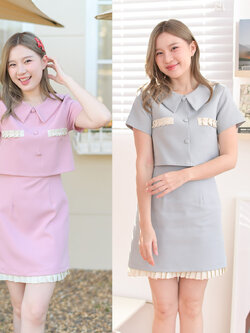 kudapy เดรสแขนสั้นสีฟ้าอ่อน/สีชมพู คอปกดีไซน์เก๋เหมือนใส่แยกชิ้น เดรสชิ้นเดียวเย็บติด ตัดต่อกลางลำตัวติดกระดุมปั๊ม แต่งระบายพลีทที่อกและชายซับในให้ดูเป็นเลเยอร์