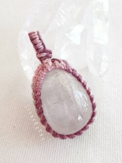 จี้เชือกถักล้อมหินคริสตัลควอตซ์