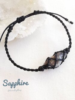 สร้อยข้อมือเชือกถักไพลินก้อนธรรมชาติ