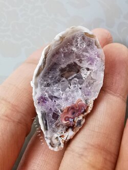 หินจีโอดอเมทิสต์ก้อนธรรมชาติ