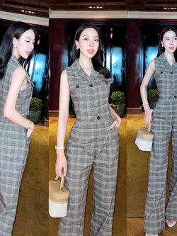 kudapy เซ็ทขายาวลายสก๊อตเสื้อแขนกุด ตัวเสื้อแต่งกระเป๋าหลอกตรงหน้าอก2ข้าง กระดุมจริงสีน้ำตาล