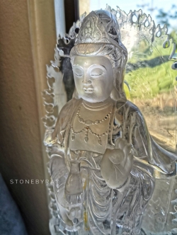 หินคริสตัลควอตซ์แกะสลักรูปเจ้าแม่กวนอิม