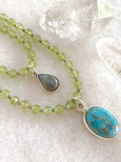 สร้อยคอเพอริดอทเจียรเหลี่ยมจี้หินเทอร์ควอยส์กับลาบราโดไลท์