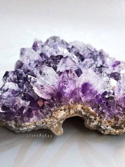 หินอเมทิสต์ผลึกธรรมชาติ