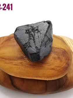 นิลก้อนธรรมชาติ (Black Spinel)