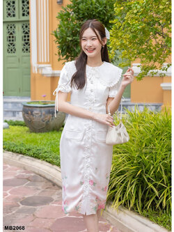 kudapy เดรสสั้นสีขาว ลายดอกปกลูกไม้แต่งกระดุมดอกไม้