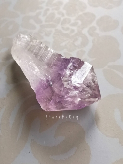 หินอเมทิสต์ผลึกธรรมชาติ