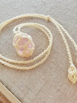 สร้อยคอเชือกถักจี้หินโรสควอตซ์ Rose Quartz