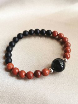 สร้อยข้อมือหินแจสเปอร์แดงร้อยกับหินออนิคและหินตาเสือสีน้ำเงิน