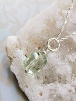 สร้อยคอเงินจี่หินกรีนอเมทิสต์เจียรเหลี่ยม