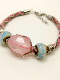 สร้อยข้อมือเชือกถักกับหินโรสควอตซ์ (Rose quartz)