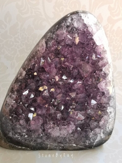 หินอเมทิสต์ผลึกธรรมชาติ