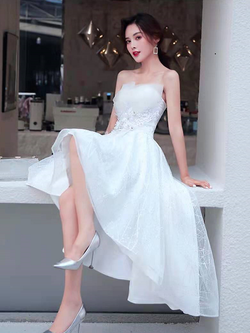 kudapy เดรสออกงานสีขาว เกาะอกหน้าสั้นหลังยาว ปักดอกไม้และปักเลื่อมเล็กๆทั่วตัวเดรส เอวสูงด้านหลังยืดได้ ซิปข้างลำตัว