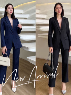 kudapy ชุดเสื้อสูทมีซับในอย่างดี แต่งกระดุมผ้าเดียวกับสีชุด มาคู่กับกางเกงขายาวใส่สบาย กระเป๋าใช้งานได้จริงทั้งเสื้อและกางเกง