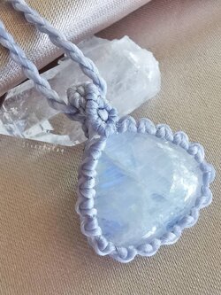 สร้อยคอเชือกถักจี้หินเรนโบว์มูนสโตน Rainbow Moonstone