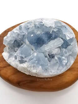 หินเซเลสไทน์ผลึกธรรมชาติเจียรทรงไข่ Celestine