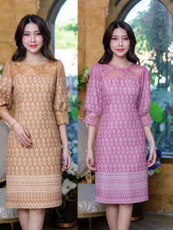 kudapy เดรสสั้นสีเหลืองทอง/สีชมพูกรีบบัว พิมพ์ลายผ้าไทยลายขอ รุ่นนี้ต่อผ้าลูกไม้เลื่อมเพิ่มความสวยหวาน เดรสลายไทยประยุกต์