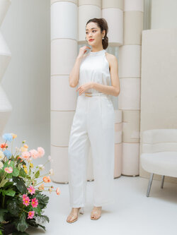 kudapy ชุดจั๊มสูทขายาวสีขาว แขนกุดมาพร้อมเข็มขัดหัวทองสุดหรู ใส่เดี่ยวก็เลิศใส่ออกงาน