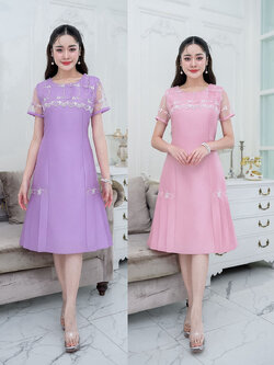 kudapy เดรสสั้น ผ้าไหมกระโปรงทวิสลูกไม้ปัก กระโปรงเป็นทรงเอ ด้านข้างทำเป็นจีบทวิสทั้งสองข้าง แต่งลูกไม้ดอกไม้ทูโทนประดับทั้งสองด้าน