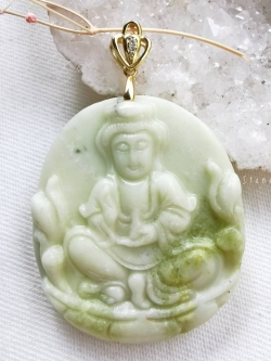 จี้หินเซอร์เพนไทน์แกะสลักรูปองค์เจ้าแม่กวนอิม