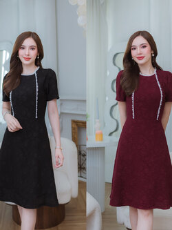 kudapy เดรสสั้นสีดำ/สีแดงเลือดหมู ผ้าปั๊มลายดอกนูน 3D ผ้าสวยมีเทคเจอร์ เนื้อผ้านิ่มใส่สบาย ไม่ยับ มีดีเทลแต่งลูกไม้ตัดสีขาว