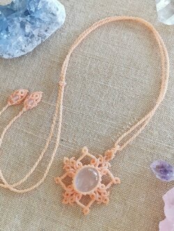 สร้อยคอเชือกถักจี้หินโรสควอตซ์ Rose Quartz
