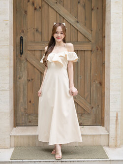 kudapy เดรสยาวสีครีมเป็นแบบเปิดไหล่ แต่งระบาย กระโปรงทรงเอ มีซับใน ซิปซ่อนด้านหลัง ผ้าเปเป้