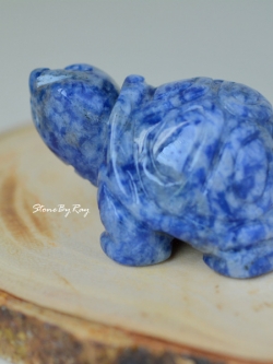 หินโซดาไลท์แกะสลักรูปเต่า (Sodalite)