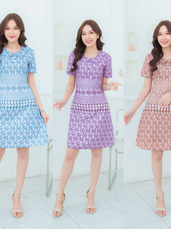 kudapy เดรสสั้นคอบัว สีฟ้า/สีน้ำตาล/สีม่วง ผ้าเรียบเป็นงานอัดลายไทย ทรงสวย
