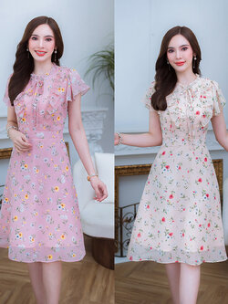 kudapy เดรสสั้นสีครีม/สีชมพูโอรส ชีฟองลายดอก มีดีเทลแน่นๆช่วงอก แต่งระบายช่วงไหล่และมีดีเทลแต่งกระดุมผูกโบว์