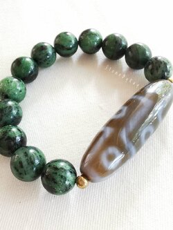 สร้อยข้อมือหินซอยไซต์+หินทิเบตลาย9ตา