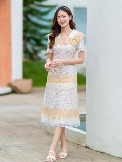 kudapy ชุดเดรสลูกไม้สีขาวพิมพ์ลายดอกไม้ แต่งคอด้วยลูกไม้เป็นชั้นๆ