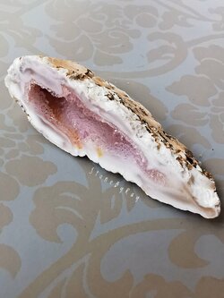 หินจีโอดอเมทิสต์ก้อนธรรมชาติ