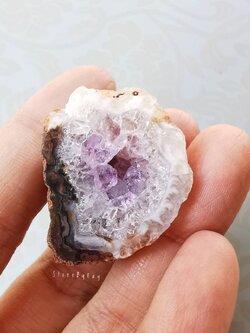 หินจีโอดอเมทิสต์ก้อนธรรมชาติ