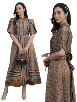 kudapy เดรสยาวผ้าไหมทอลายไทย สีน้ำตาลทอง คอจีน แขนจับจีบผ่าข้าง ผ่าหน้าแต่งกระดุมหน้าแกะได้ มีโบว์ผูกด้านหลัง ตามแบบจร้า