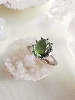 แหวนเงินสะเก็ดดาวโมดาไวท์(Moldavite)