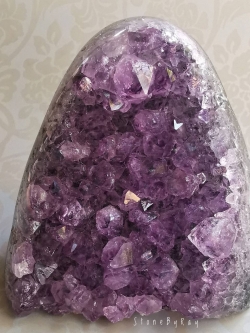 หินอเมทิสต์ผลึกธรรมชาติ