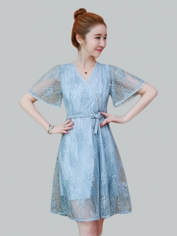 ชุดเดรสผ้าลูกไม้สีฟ้า ผ้าลูกไม้เนื้อดี คอเสื้อและปลายแขนเสื้อ