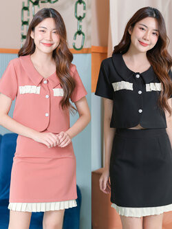 kudapy ชุดเสื้อทรงครอป ดีไซน์คอปก แต่งอกระบายพลีทสีขาวออฟไวท์ ติดกระดุมปั๊มเพิ่มความสวย