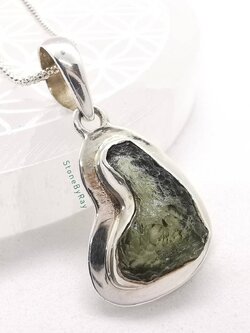 สร้อยคอเงินจี้สะเก็ดดาวโมดาไวต์ Moldavite