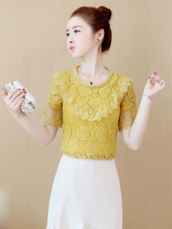 เสื้อลูกไม้สีเหลือง หน้าอกเสื้อแต่งด้วยผ้าลูกไม้ปักด้ายด้ายสีเหลือง ระบายเป็นรูปตัววี