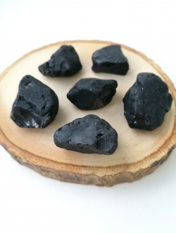 นิล (Black Spinel)